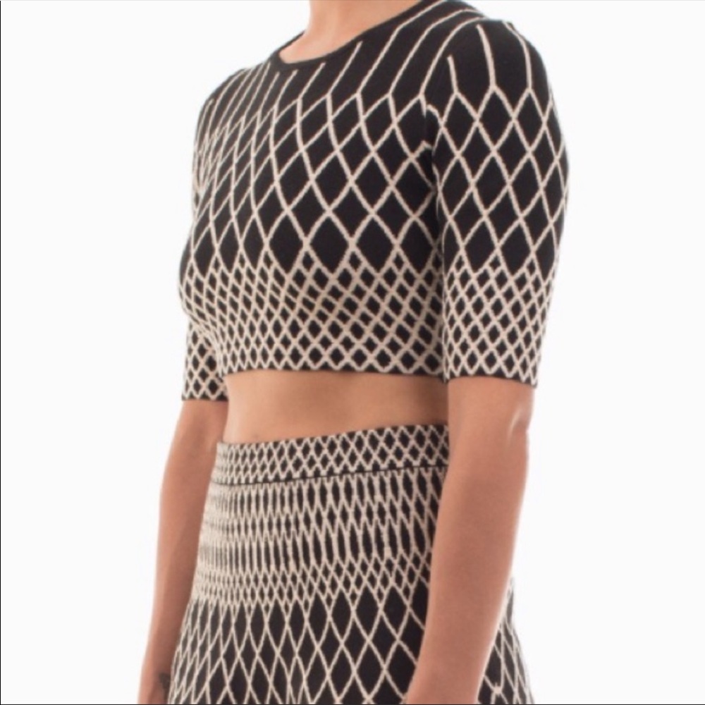 Bcbgmaxazria color block detail black/comb top - Picture 2 of 9